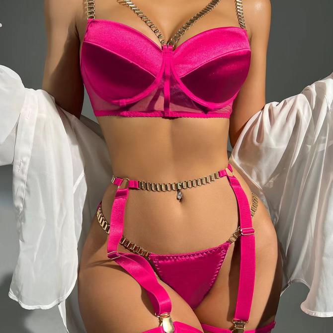 Hot Selling Sexy Lingerie Shinny Chain Lingerie Cut Soft Sexy Lingerie Three Piece Set